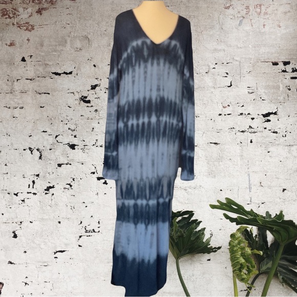 Young Fabulous & Broke Dresses & Skirts - YOUNG FABULOUS & BROKE- blue on blue V neck long sleeve hi low maxi tee dress
